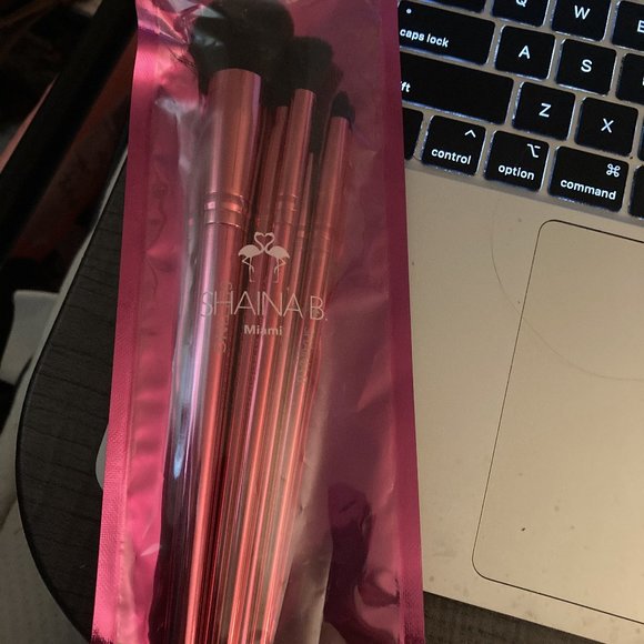 Shaina B B. Fab Makeup Brush set - Picture 2 of 2
